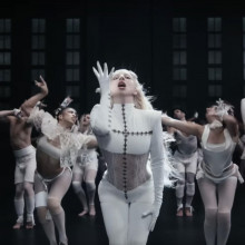 Lady Gaga a lansat în premieră noul single şi videoclip „Abracadabra”, în timpul pauzei comerciale de la Grammy