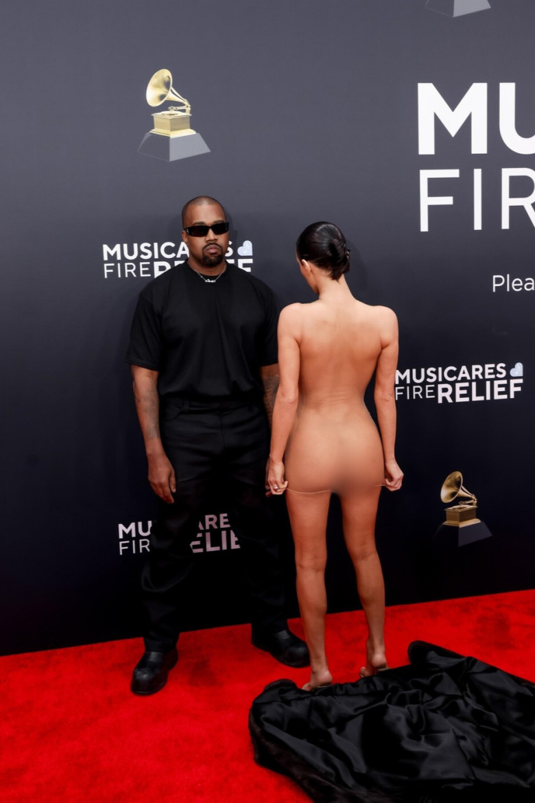 bianca-censori-kanye-west-grammy-cenzurat (9)