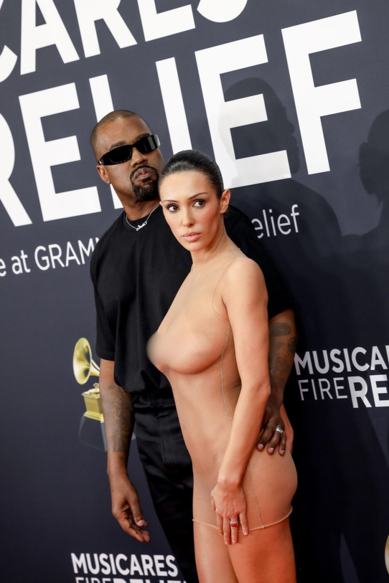 bianca-censori-kanye-west-grammy-cenzurat (10)