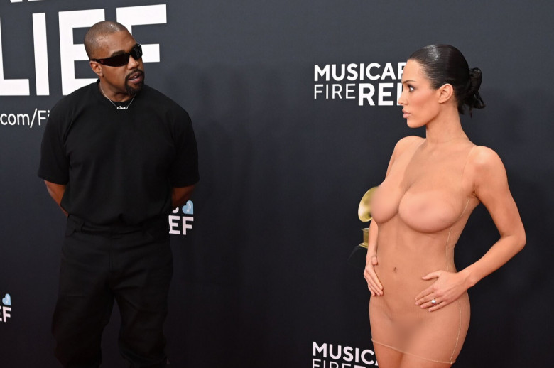 bianca-censori-kanye-west-grammy-cenzurat (5)