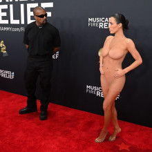 Bianca Censori, goală pe covorul roșu la Grammy. Vezi apariția scandaloasă alături de Kanye West care a șocat pe toată lumea