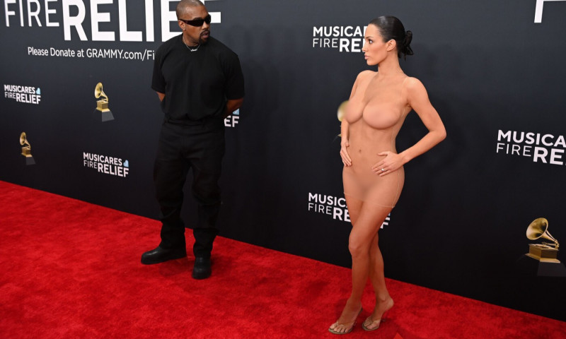 Bianca Censori, goală pe covorul roșu la Grammy. Vezi apariția scandaloasă alături de Kanye West care a șocat pe toată lumea