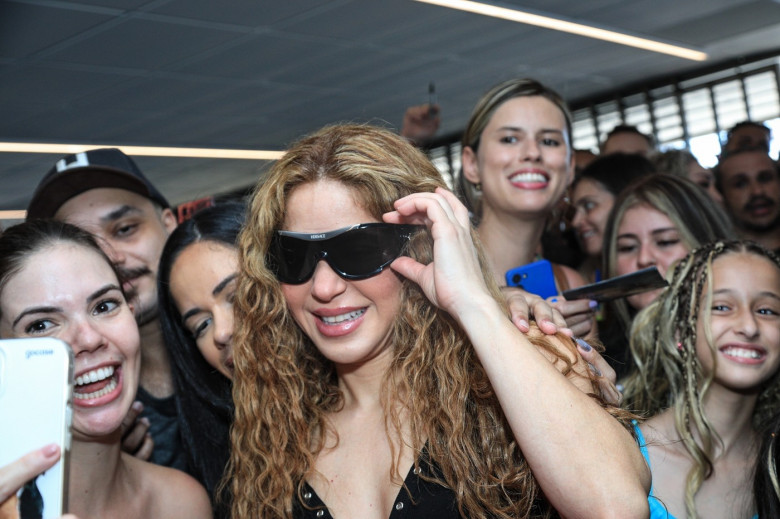 Shakira arrives at Galeão Airport ahead of her show in Rio de Janeiro