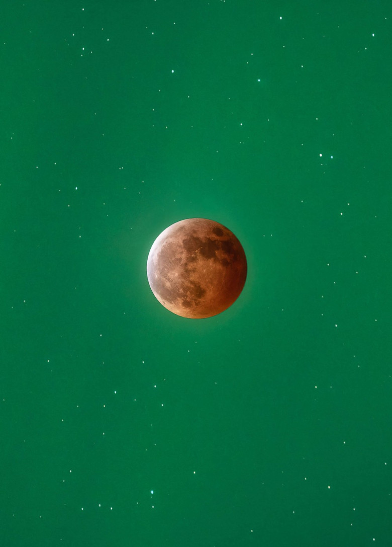 The incredible moment an amazing green aurora was visable alongside the lunar eclipse