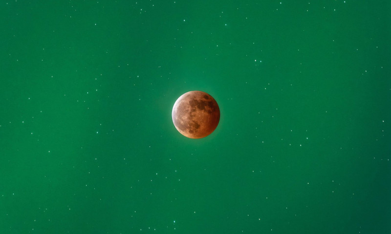 The incredible moment an amazing green aurora was visable alongside the lunar eclipse