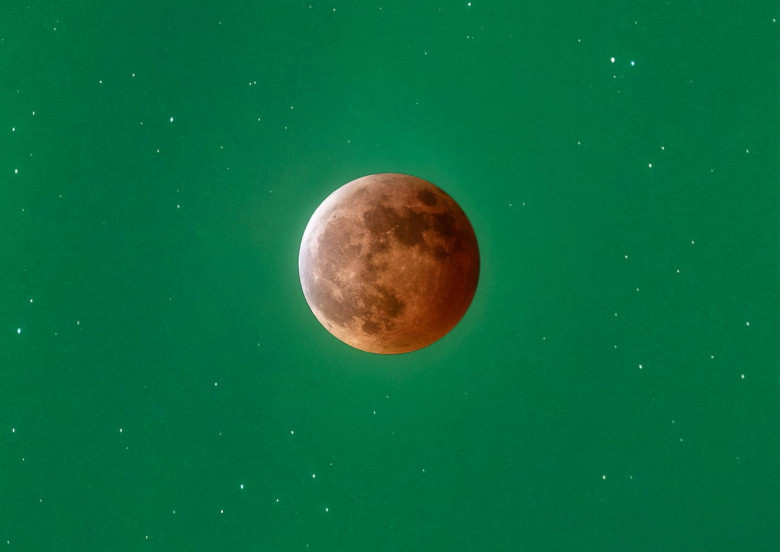 The incredible moment an amazing green aurora was visable alongside the lunar eclipse