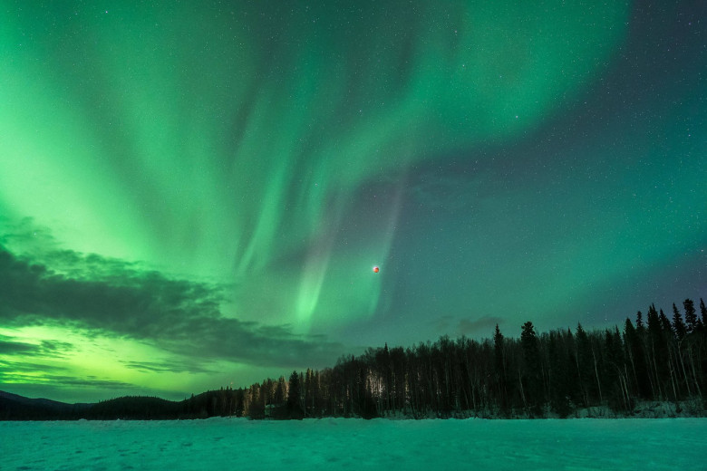 The incredible moment an amazing green aurora was visable alongside the lunar eclipse