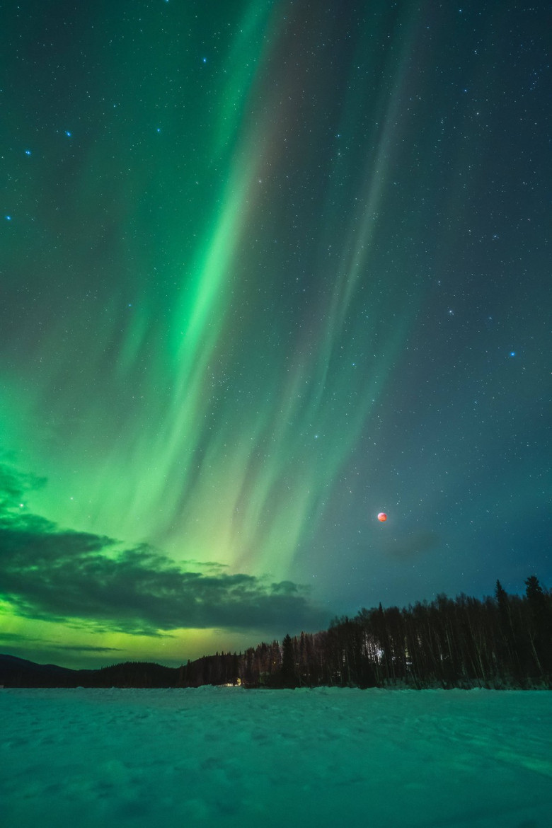 The incredible moment an amazing green aurora was visable alongside the lunar eclipse