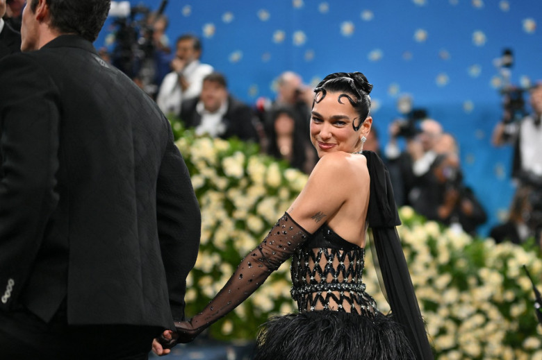 dua-lipa-met-gala-2025 (12)