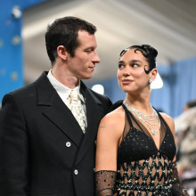 Dua Lipa și Callum Turner, apariție elegantă la Met Gala 2025. Artista și-a etalat inelul de logodnă pe covorul albastru