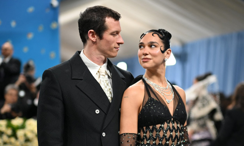 Dua Lipa și Callum Turner, apariție elegantă la Met Gala 2025. Artista și-a etalat inelul de logodnă pe covorul albastru