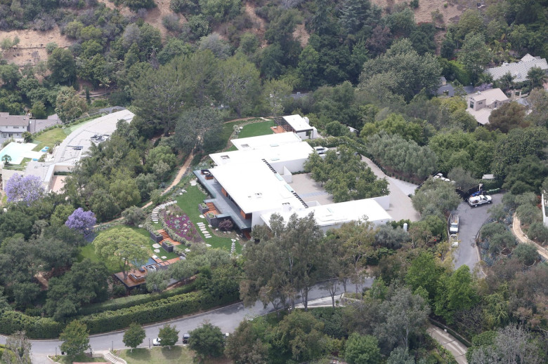 EXCLUSIVE Jennifer Aniston and Justin TherouxŐs Bel Air dream house are now complete! - Part 2