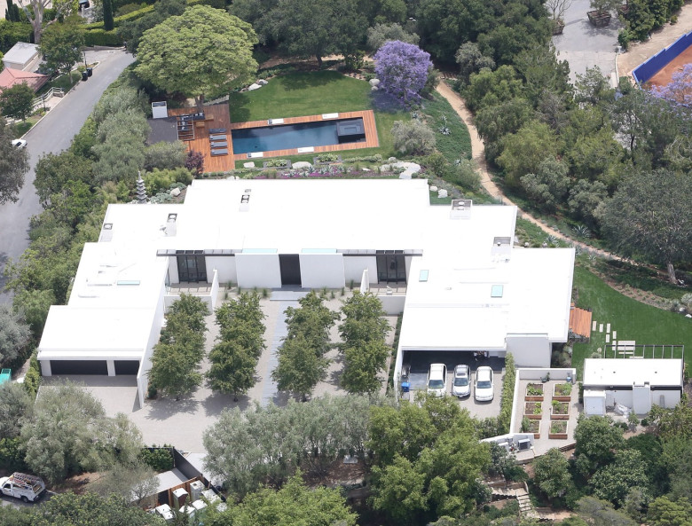 EXCLUSIVE Jennifer Aniston and Justin TherouxŐs Bel Air dream house are now complete! - Part 2