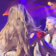 Robbie Williams i-a cântat în genunchi Mădălinei Ghenea, la petrecerea unui miliardar italian