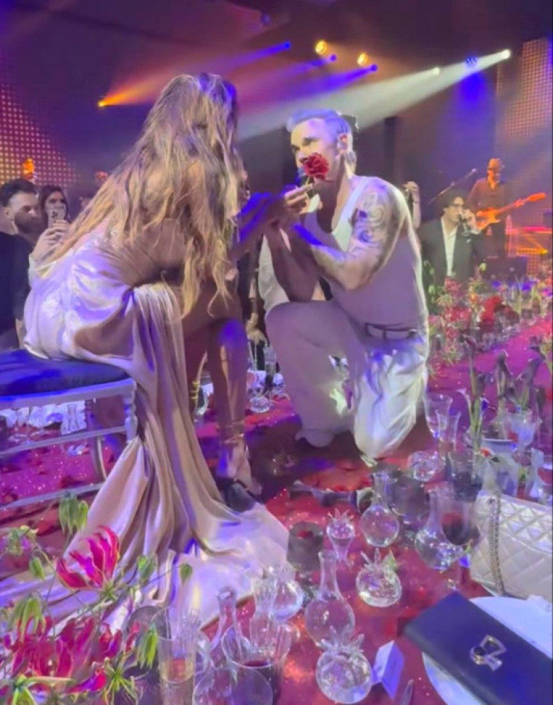 robbie-williams-madalina-ghenea (3)