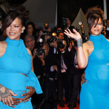 Rihanna își etalează burtica de gravidă într-o rochie albastră, alături de A$AP Rocky, pe covorul roșu de la Cannes 2025