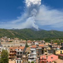 Etna a erupt din nou. Vulcanul din Sicilia a aruncat lavă, cenușă și gaze până la 6.400 de metri altitudine