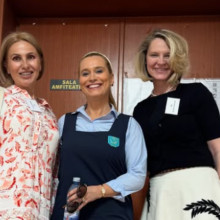Andreea Esca, ca în anii ’80! Apariție-surpriză în „uniformă” la reuniunea de 35 de ani de la liceu