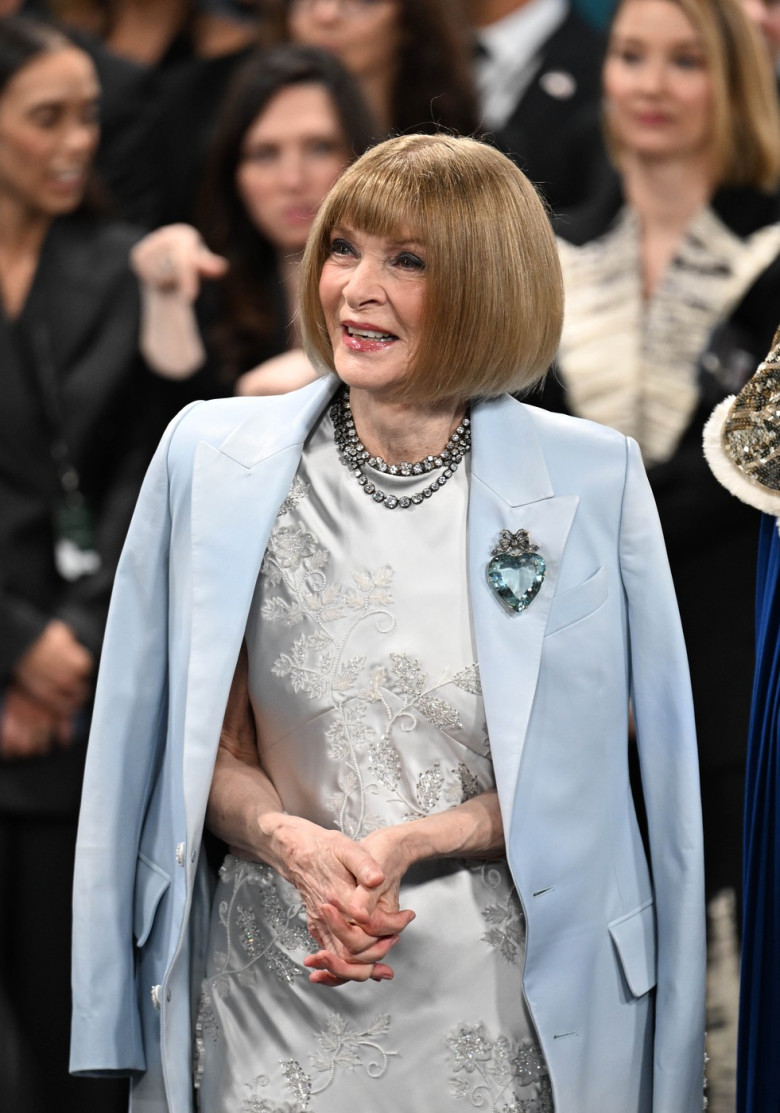 Anna Wintour to step aside as editor of American Vogue