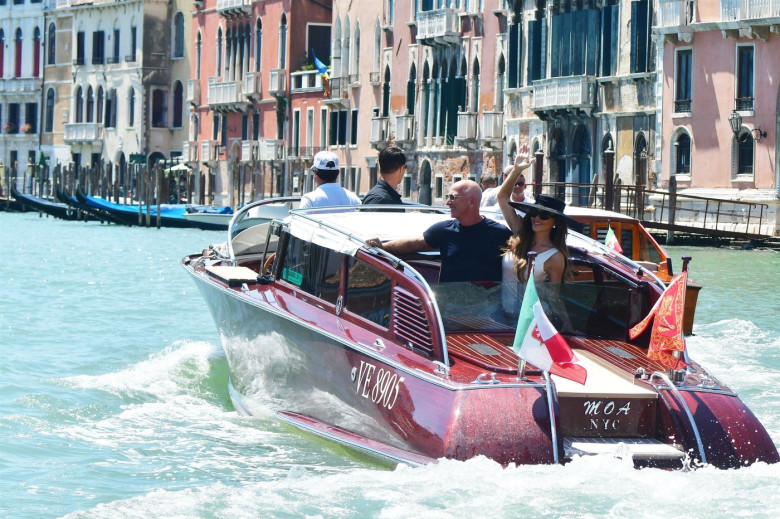 Newlyweds Jeff Bezos and Lauren Sanchez take water taxi from Aman Hotel in Venice