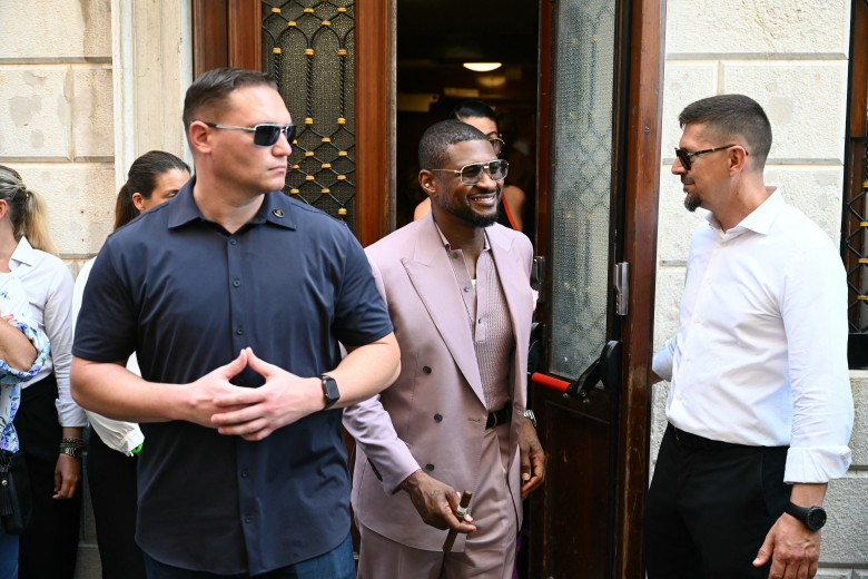 Usher (3)