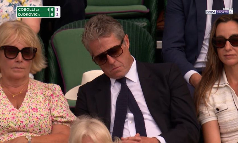 Hugh Grant, adormit în timpul meciului dintre Djokovic și Cobolli de la Wimbledon sursa: X