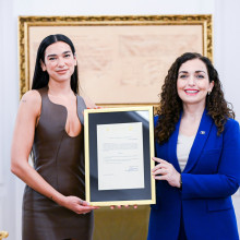 Dua Lipa, moment emoționant în Kosovo. Artista a primit a treia cetățenie