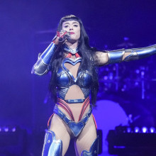 O fetiță de 12 ani s-a prăbușit pe scenă la concertul lui Katy Perry. Artista a oprit totul pentru a o ajuta