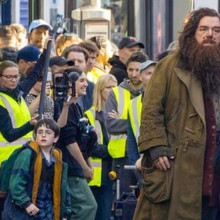 Serialul „Harry Potter”. Primele imagini din Londra cu Nick Frost în rolul lui Hagrid și micuțul Dominic McLaughlin în rolul lui Harry Potter