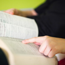 „Skibidi”, „tradwife” și „delulu” intră în dicționarul Cambridge. Peste 6.000 de termeni noi influențați de social media