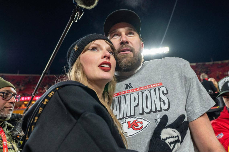 SPORTS-FBN-CHIEFS-KELCE-PODCAST-SWIFT-KC