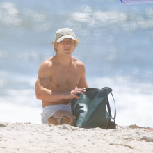 Jeremy Allen White își etalează fizicul lucrat pe plajă. Actorul se pregătește pentru rolul lui Bruce Springsteen