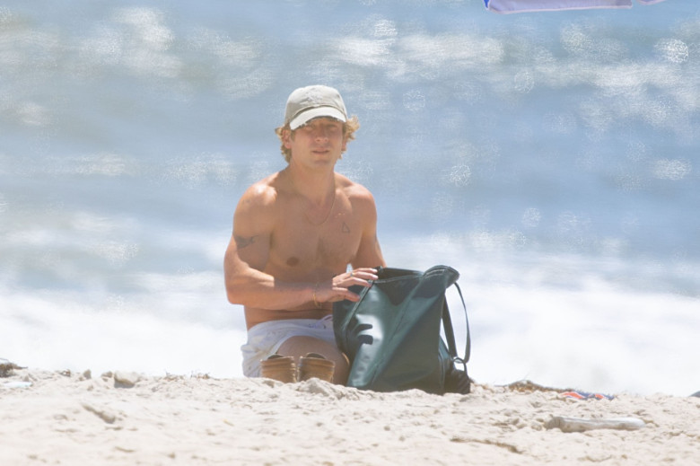 EXCLUSIVE: Jeremy Allen White Shows Off His Fit Physique on The Beach in New York