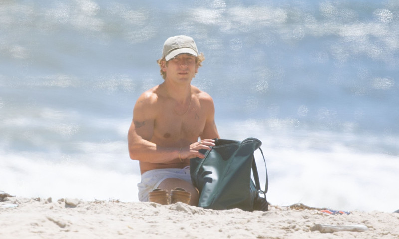 EXCLUSIVE: Jeremy Allen White Shows Off His Fit Physique on The Beach in New York