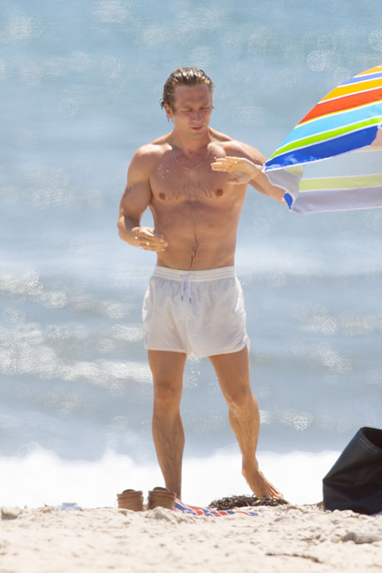 EXCLUSIVE: Jeremy Allen White Shows Off His Fit Physique on The Beach in New York