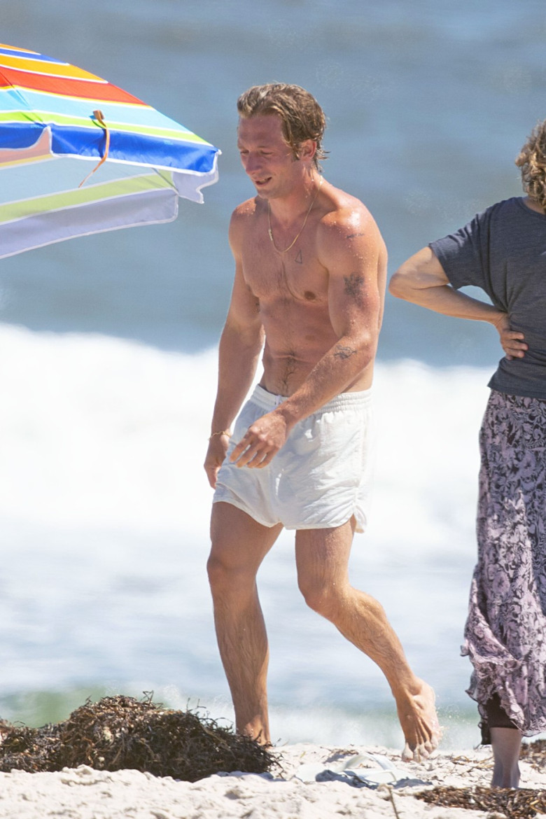 EXCLUSIVE: Jeremy Allen White Shows Off His Fit Physique on The Beach in New York