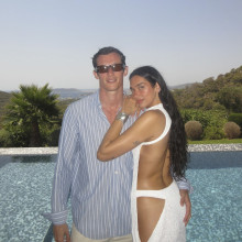 Dua Lipa întoarce toate privirile într-o rochie decupată. Callum Turner nu-și poate lua ochii de la ea