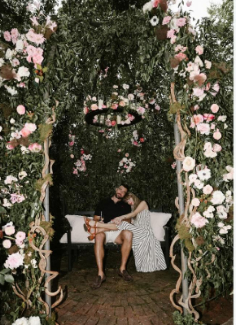 travis-kelce-si-taylor-swift-s-au-logodit (2)