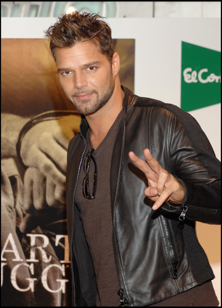 RICKY MARTIN A MADRID DEDICACE SON DERNIER CD "MTV UNPLUGGED: RI