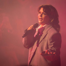 Lola Young s-a prăbușit pe scenă în timpul unui concert din New York