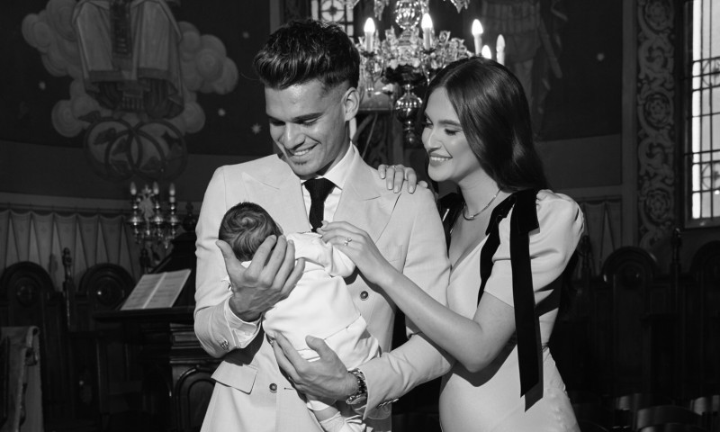 Primele imagini cu fiul lui Ianis și al Elenei Hagi. Micuțul Giorgios a fost botezat la șase săptămâni de la naștere