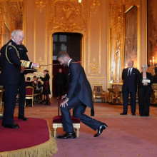 David Beckham a fost înnobilat de regele Charles la Castelul Windsor. Fostul căpitan al Angliei a primit titlul de cavaler pentru contribuţia sa în sport şi caritate