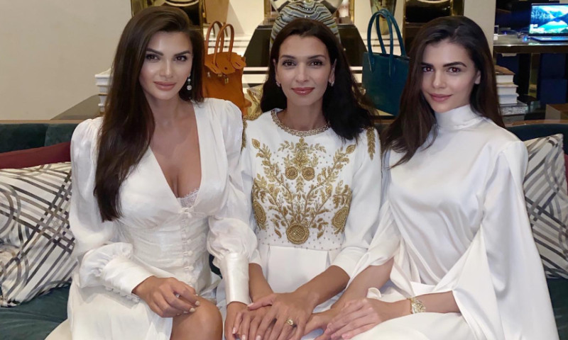 Monica Gabor a fost surprinsă alături de sora ei mai mare, Alina, într-un local exclusivist din Capitală