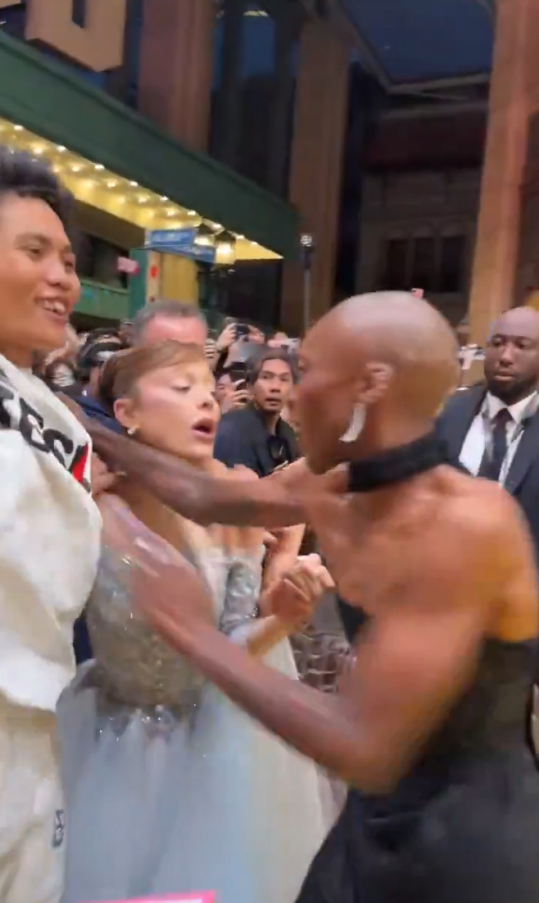 ariana-grande-fan-crazy