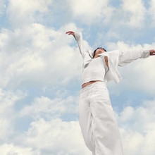 Culoarea anului 2026 este Cloud Dancer, „un alb vaporos, echilibrat, impregnat cu un sentiment de seninătate”