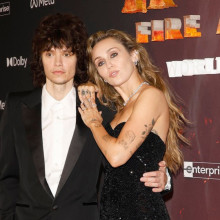 Miley Cyrus alimentează zvonurile de logodnă cu apariția sa la premiera Avatar