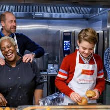 Prinţul William şi prinţul George au făcut voluntariat de Crăciun la The Passage