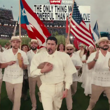 Bad Bunny a transformat pauza Super Bowl într-un omagiu pentru Puerto Rico. Donald Trump a spus că show-ul a fost „o jignire la adresa Americii”