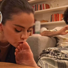 (VIDEO) Selena Gomez îi sărută piciorul lui Benny Blanco într-un podcast. Gestul artistei a devenit viral