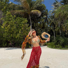 Loredana Groza, la 55 de ani, incendiară în costum de baie pe plajele din Maldive